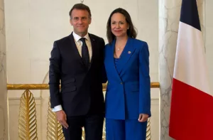 Macron y Machado abordan la importancia de una "transición democrática" en Venezuela