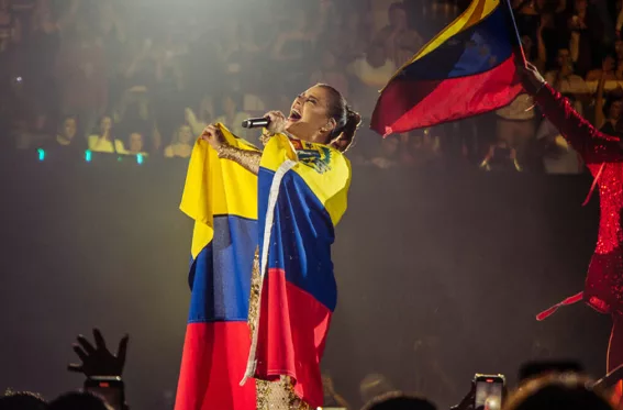 Olga Tañón celebra el título de Venezuela en el Clásico Mundial durante su show en Argentina