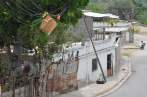 Poste se desprendió de la base en Cuesta Santa Bárbara y corre el riesgo de caerse