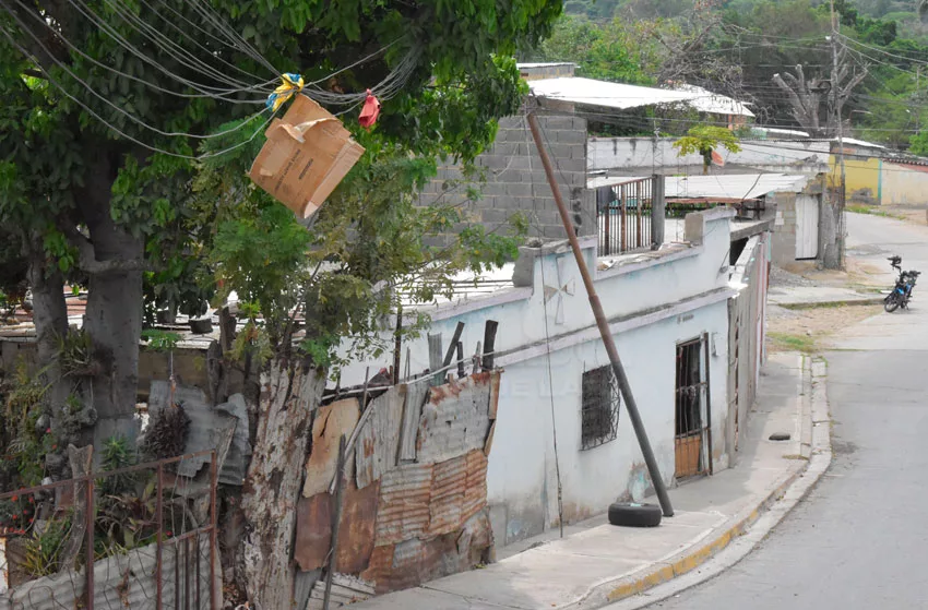 Poste se desprendió de la base en Cuesta Santa Bárbara y corre el riesgo de caerse