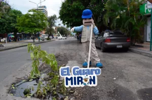 Guaro Mirón: Gran hueco y bote de cloacas afecta a la avenida Vargas