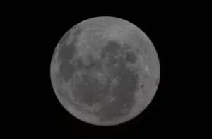 Tripulación de Artemis II avista la cara oculta de la Luna antes del sobrevuelo