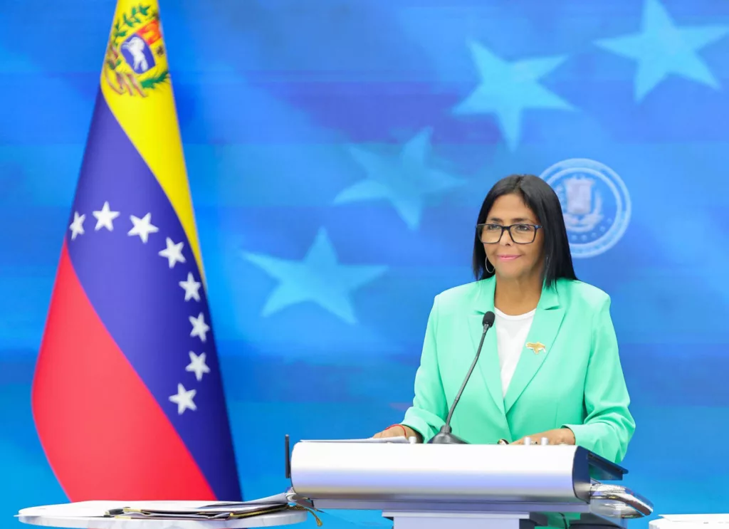 Delcy Rodríguez acerca de los salarios: "Anuncio que el 1 de mayo haremos un incremento"