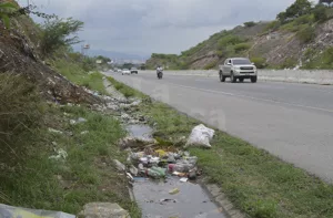 Circunvalación Norte: 20 kilómetros de asfalto fracturado, basura y oscuridad