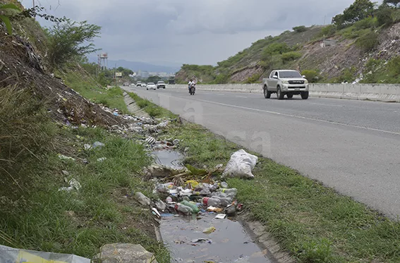 Circunvalación Norte: 20 kilómetros de asfalto fracturado, basura y oscuridad