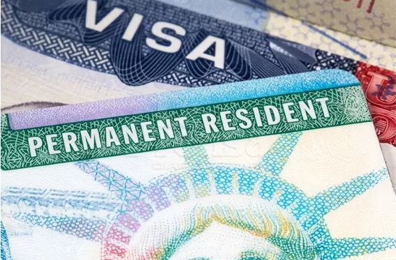 EE. UU. exigirá a migrantes temporales salir del país para tramitar la residencia permanente