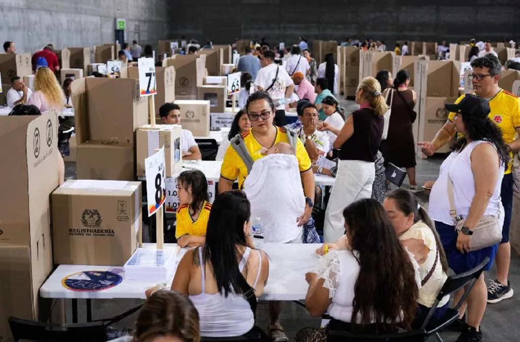 Elecciones en Colombia: más de 41 millones de ciudadanos acuden hoy a las urnas para escoger al sucesor de Petro