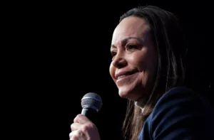 María Corina Machado arribó a Panamá para reunirse con la diáspora y el presidente Mulino