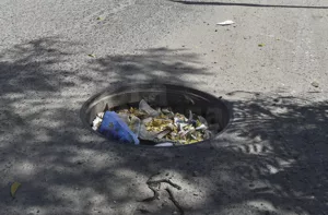 Sustitución de tapas de alcantarillas una tarea pendiente en Barquisimeto