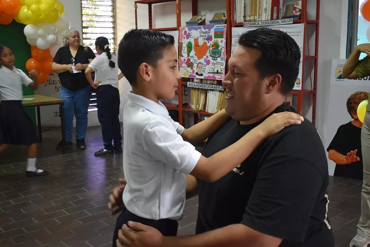 Padres dan amor a sus hijos