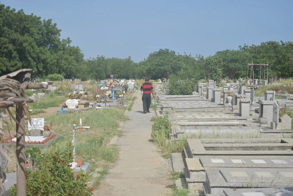 Deudos tienen dificultad para movilizarse por el Cementerio Nuevo por la cantidad de anarquía que hay en el lugar