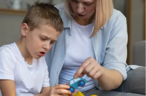 El trauma invisible de la invalidación diaria en el autismo