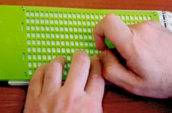 Escuela impulsa la lectura a través del método Braille