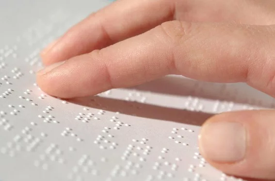Escuela impulsa la lectura a través del método Braille