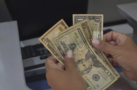 Expertos advierten que límites a la compra de divisas impulsarán el mercado paralelo