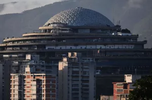 Familiares de presos políticos denuncian suspensión de visitas y traslados en El Helicoide
