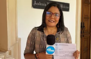 Guiomar López recibe Botón de Honor de la Academia de Medicina