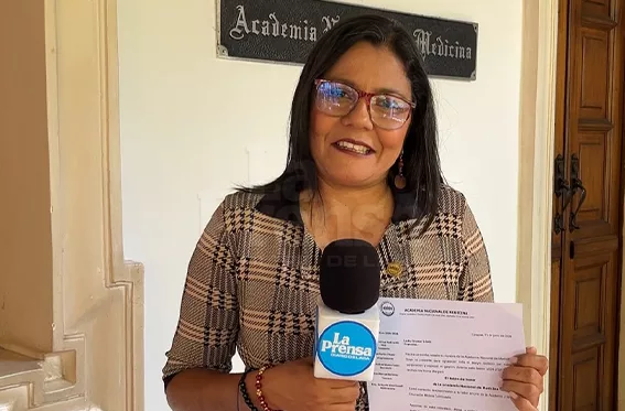 Guiomar López recibe Botón de Honor de la Academia de Medicina