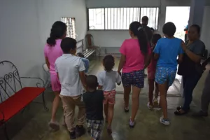 Lara recibe a desplazados