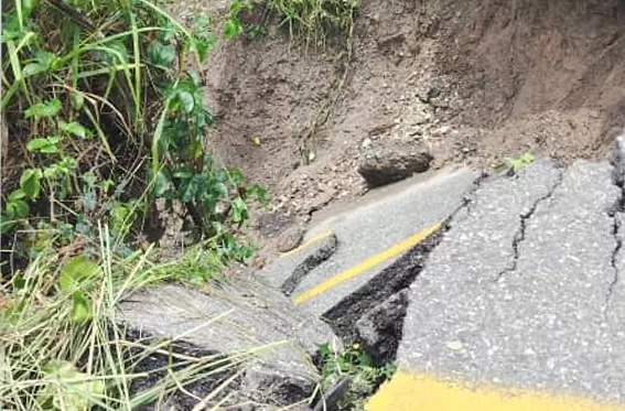 Lluvias provocan colapso de un tramo de la vía principal hacia Río Claro