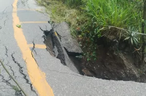 Lluvias provocan colapso de un tramo de la vía principal hacia Río Claro