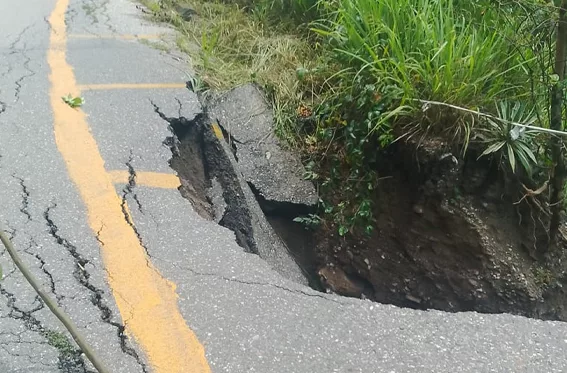 Lluvias provocan colapso de un tramo de la vía principal hacia Río Claro
