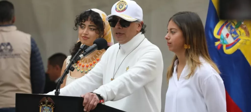 Gustavo Petro acompañado de su familia al momento de la instalación de las elecciones