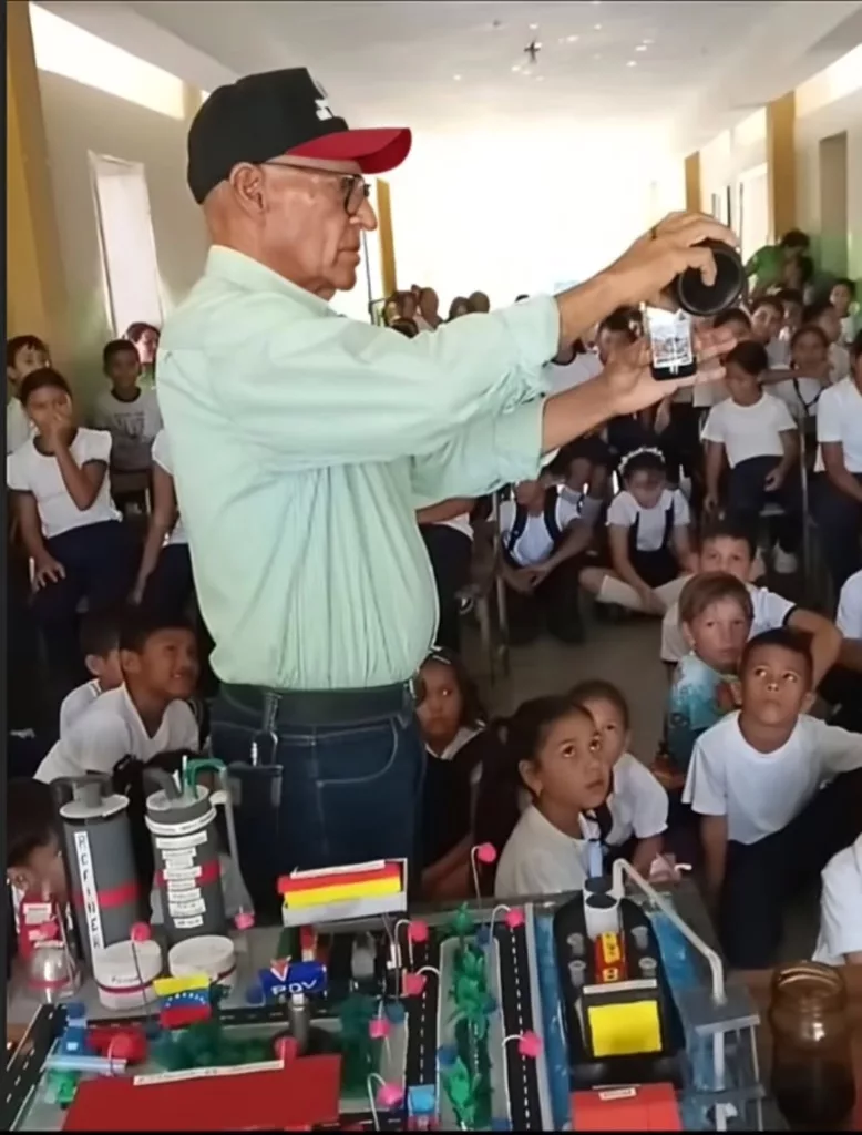 En la Ruta Escolar Petrolera, la experiencia es sensorial, porque los niños son sorprendidos con una muestra real de crudo liviano extraído de la zona de La Ceiba