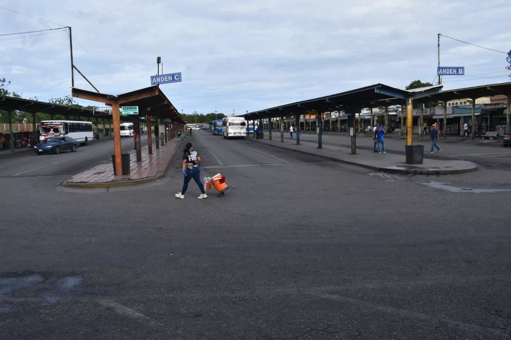 El Terminal de Pasajeros de Barquisimeto quedó sólo la mañana de este jueves, porque los conductores sacaron sus unidades para denunciar a las líneas piratas