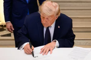 Trump firma memorándum de entendimiento con Irán durante su visita oficial a Francia