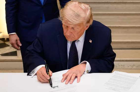 Trump firma memorándum de entendimiento con Irán durante su visita oficial a Francia