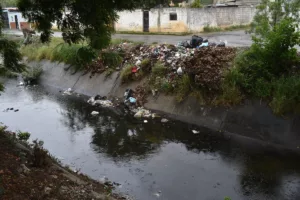 La basura abunda en estos cauces, vecinos piden no contaminar más / Foto: Paul Peraza