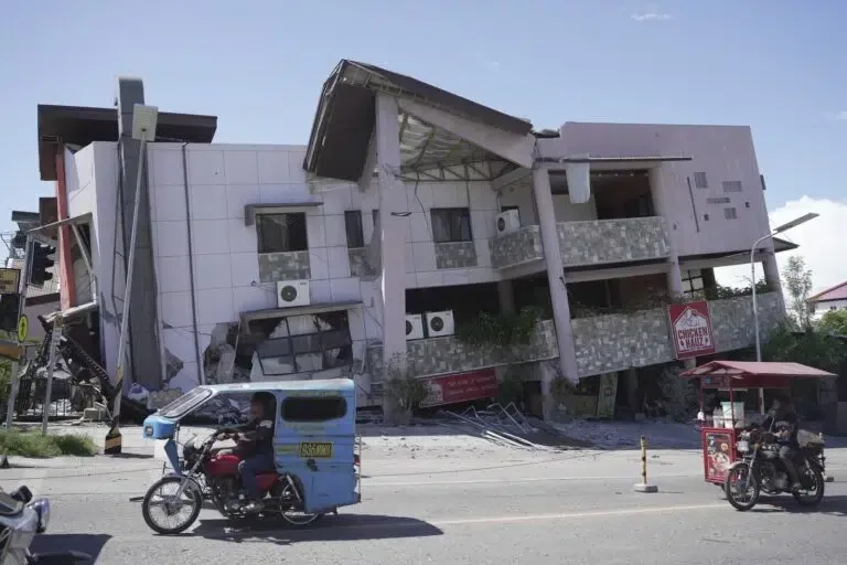 Terremoto de magnitud 7,8 deja al menos 35 muertos y más de un centenar de heridos en Filipinas