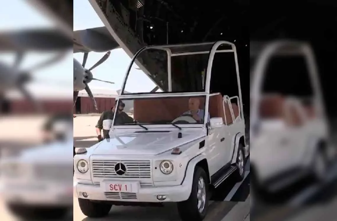 papamóvil