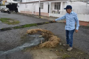 Vecinos de la Ruezga Sur hace tres años hicieron el primer reporte a las autoridades sobre las cloacas / Foto: Paul Peraza