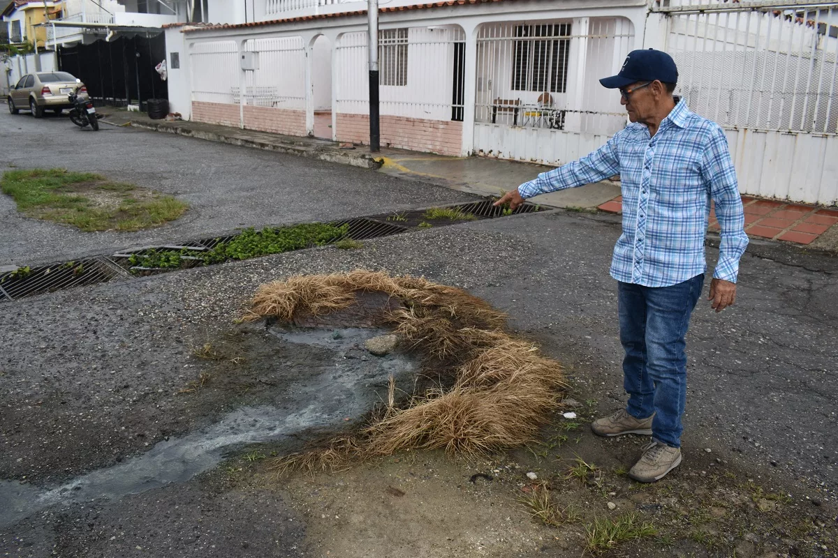Vecinos de la Ruezga Sur hace tres años hicieron el primer reporte a las autoridades sobre las cloacas / Foto: Paul Peraza