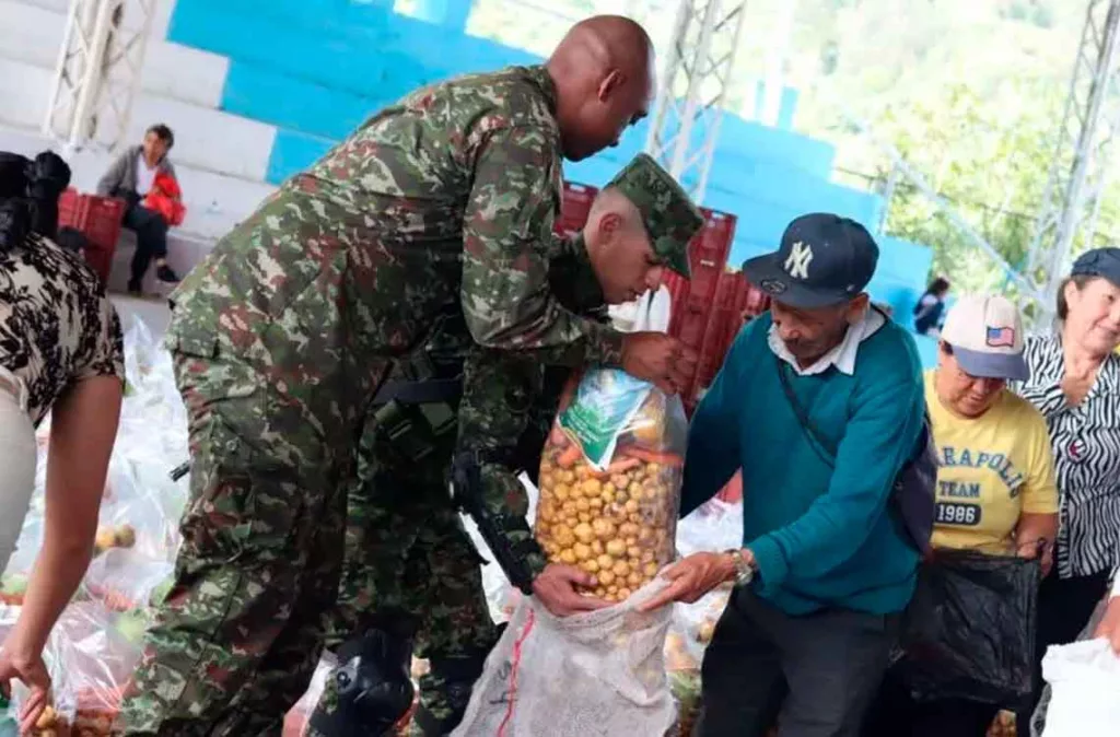 30 toneladas de ayuda humanitaria viajan de Bogotá a Venezuela