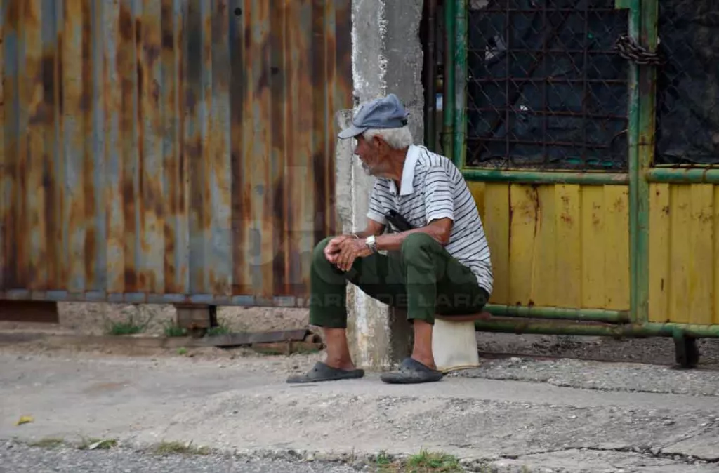 A la sociedad civil le toca salvar a los abuelos de las calles