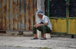 A la sociedad civil le toca salvar a los abuelos de las calles