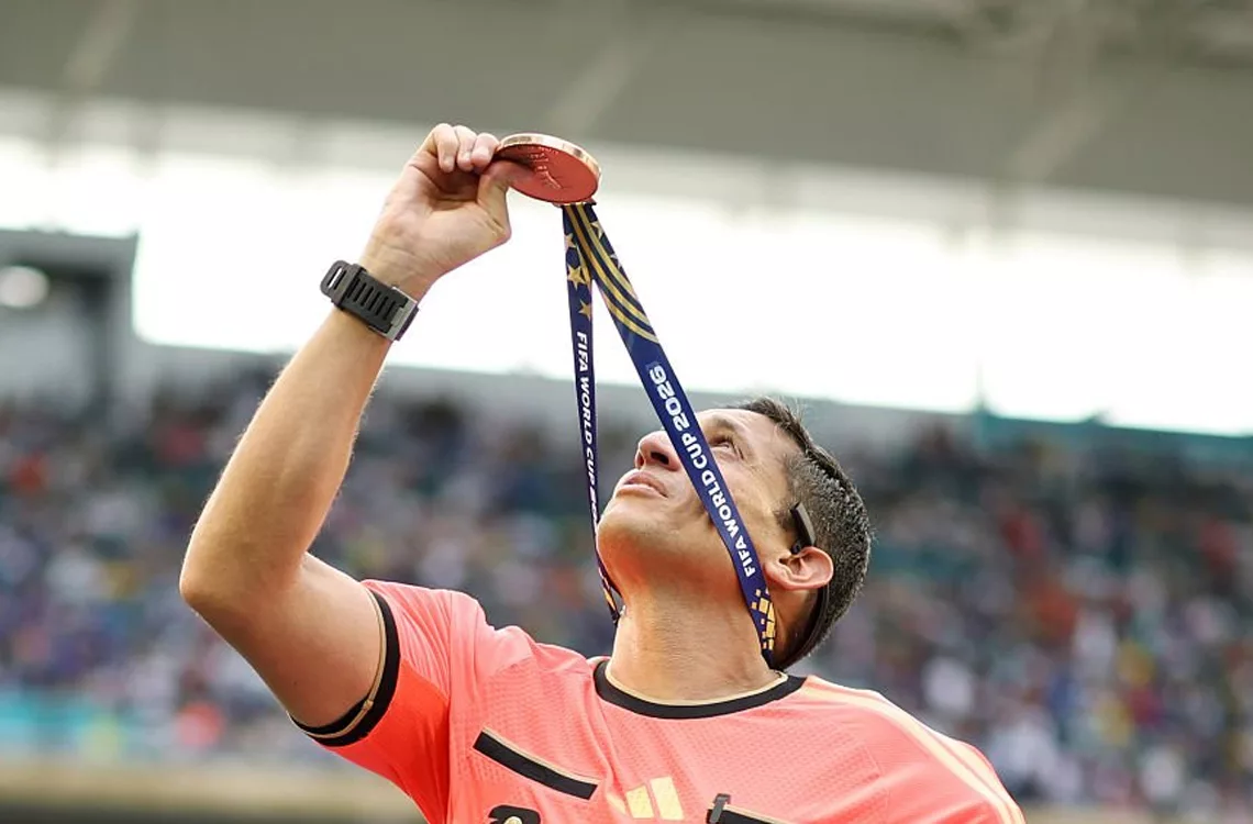 Árbitros venzolanos reciben medallas tras una destacada participación mundialista