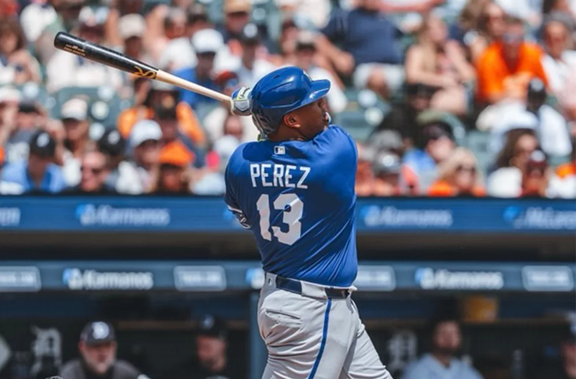 Bate del histórico jonrón 318 de Salvador Pérez irá a Cooperstown