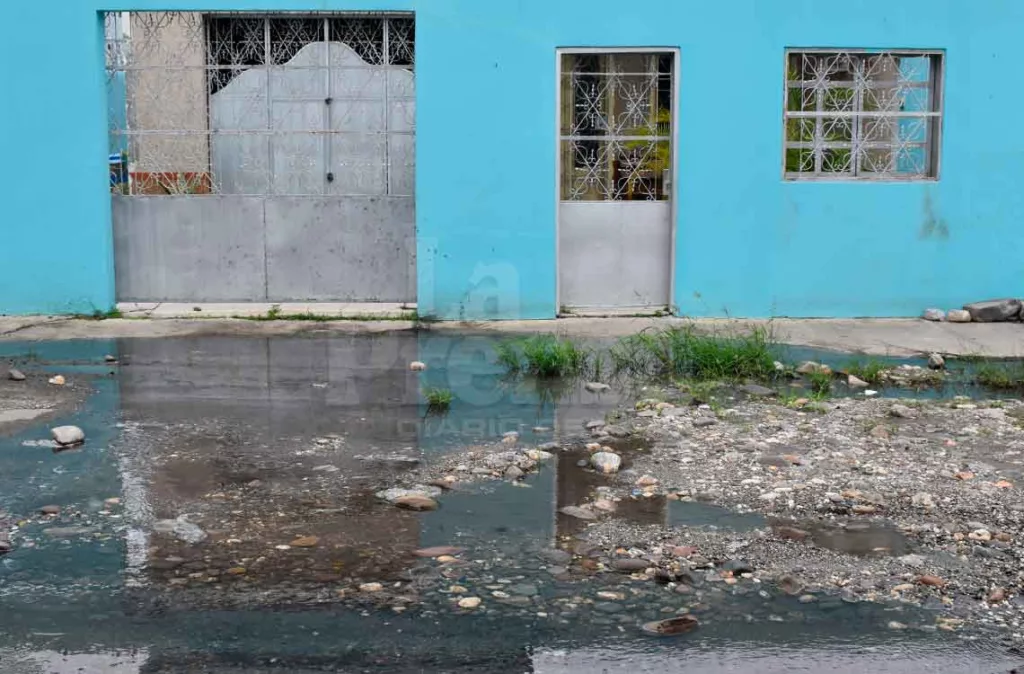 Botes de agua blanca dañan la calle 15 de Barquisimeto