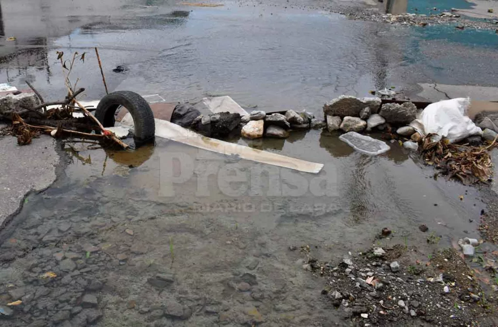 Botes de agua blanca dañan la calle 15 de Barquisimeto