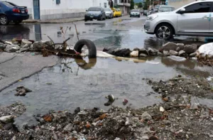 Botes de agua blanca dañan la calle 15 de Barquisimeto