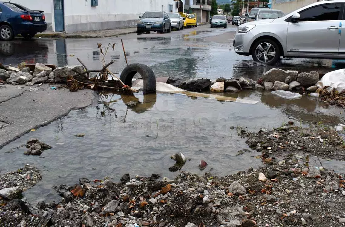 Botes de agua blanca dañan la calle 15 de Barquisimeto