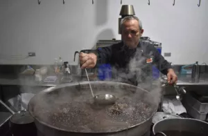 Chef y voluntarios preparan caraotas al vacío para víctimas de los sismos