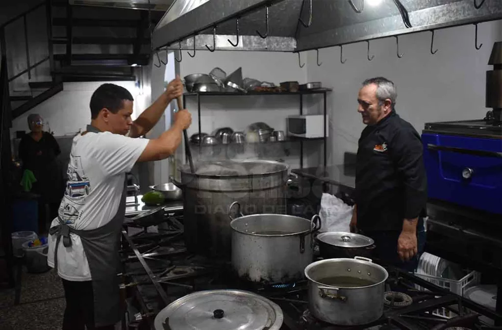 Chef y voluntarios preparan caraotas al vacío para víctimas de los sismos