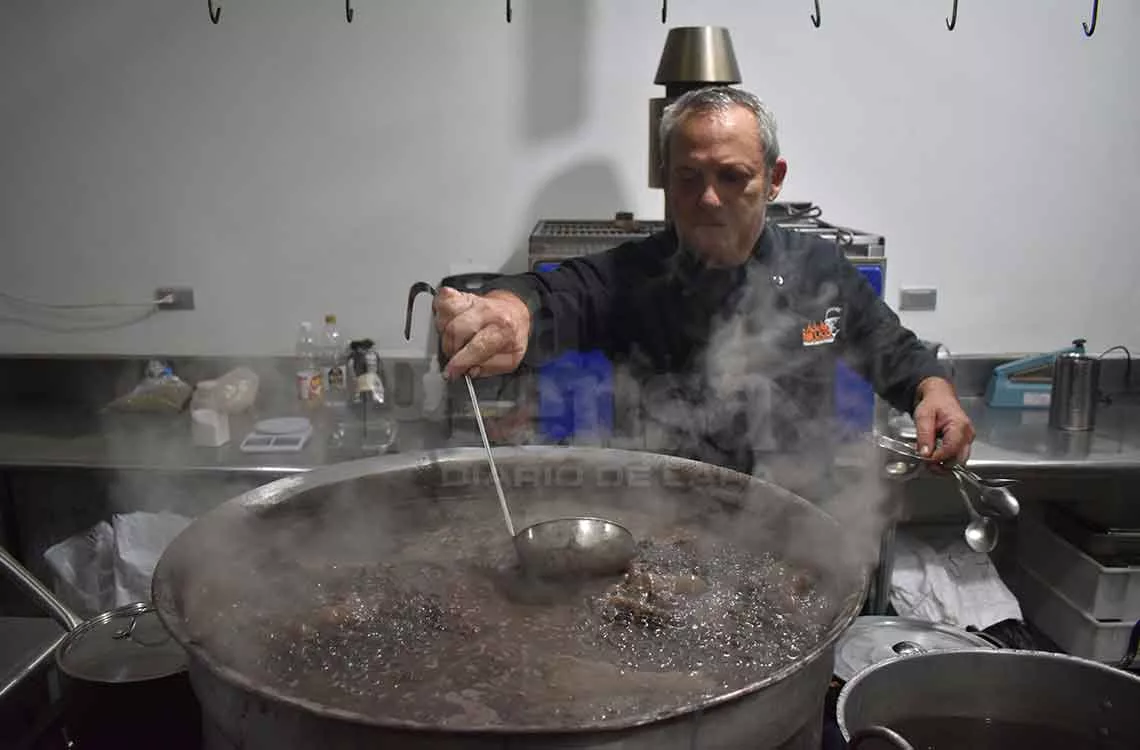 Chef y voluntarios preparan caraotas al vacío para víctimas de los sismos