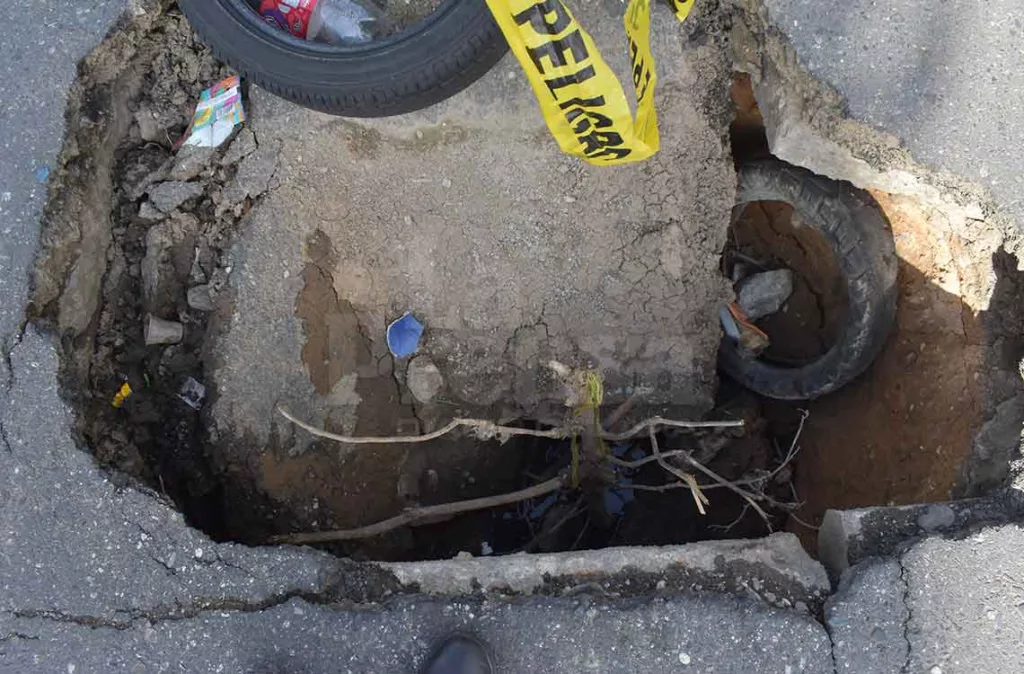 Colapsa colector de aguas servidas y genera hundimiento de la vía