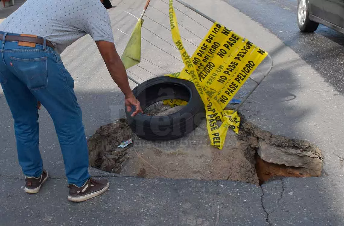 Colapsa colector de aguas servidas y genera hundimiento de la vía